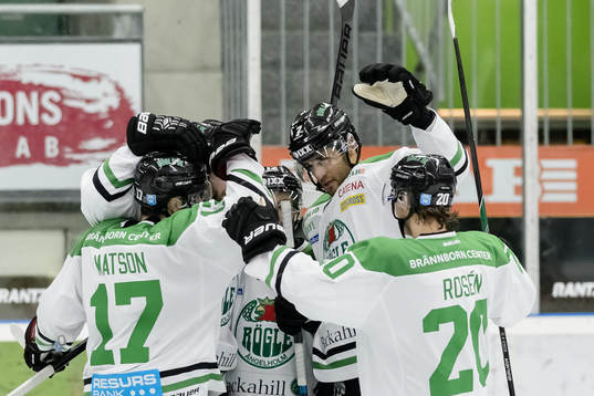 Rögles spelare firar