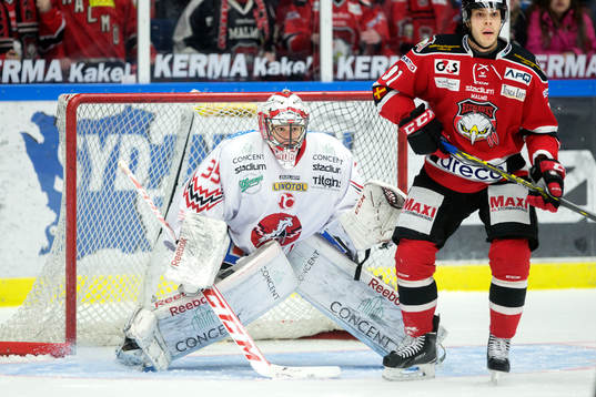 Vita Hästens målvakt Henrik Lundberg och Malmö Redhawks