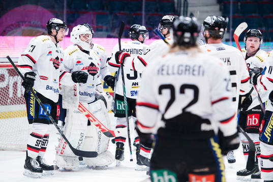 Asplövens spelare jublar med målvakt Sebastian Idoff