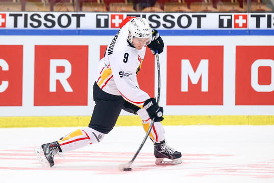 Skellefteås Patrik Zackrisson  skjuter