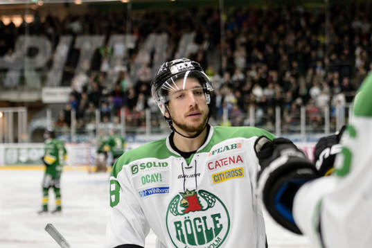 Rögles Mike Vernace firar med båset