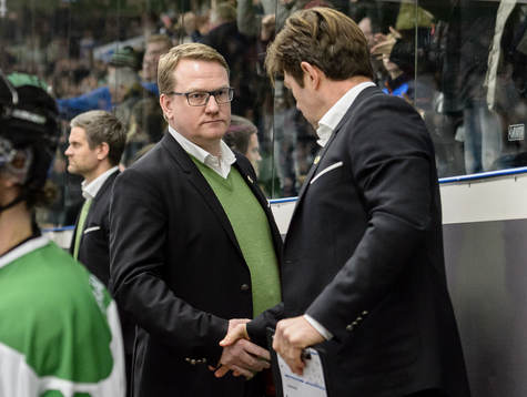 Rögles tränare Magnus Bogren tackar assisterande tränare