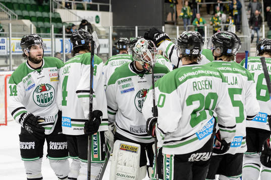 Rögles spelare firar målvakt Lars Volden