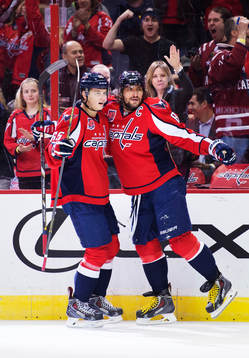 Washingtons André Burakovsky och Alexander Ovechkin jublar