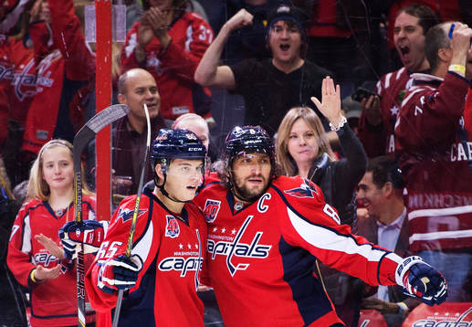 Washingtons André Burakovsky och Alexander Ovechkin jublar