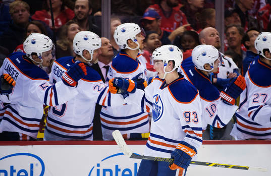 Edmontons Ryan Nugent-Hopkins jublar med lagkamrater
