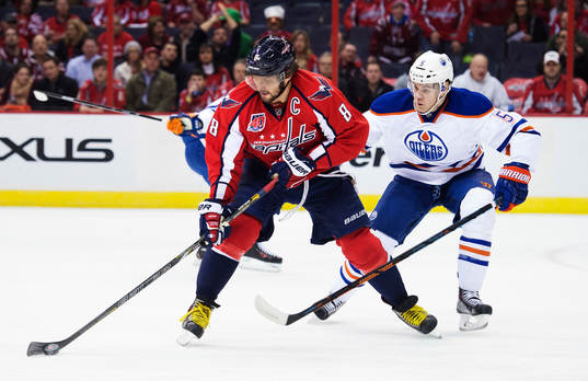 Washingtons Alexander Ovechkin utmanar Edmontons Mark Fayne
