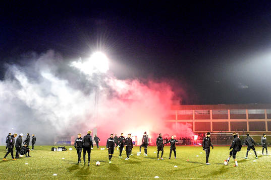 s spelare gör entré och publiken tänder bengalerunder en