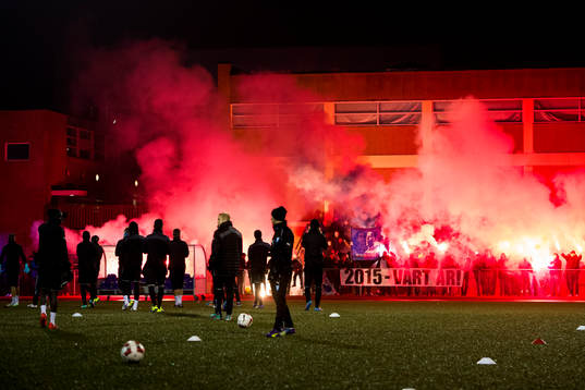 Publiken bränner bengaler när Malmö FFs spelare kommer