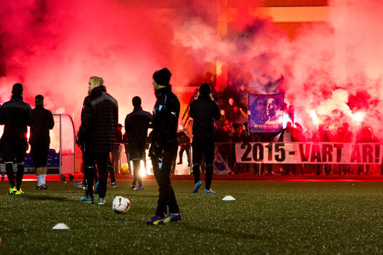 Publiken bränner bengaler när Malmö FFs spelare kommer