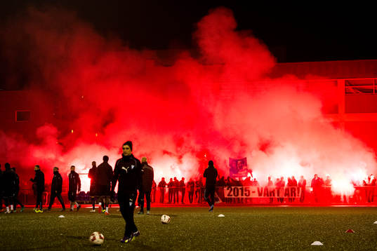 Publiken bränner bengaler när Malmö FFs spelare kommer
