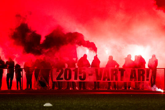 Publiken bränner bengaler när Malmö FFs spelare kommer
