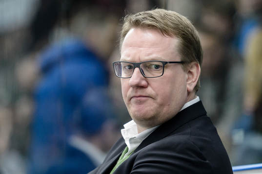 Rögles tränare Magnus Bogren ser bekymrad ut