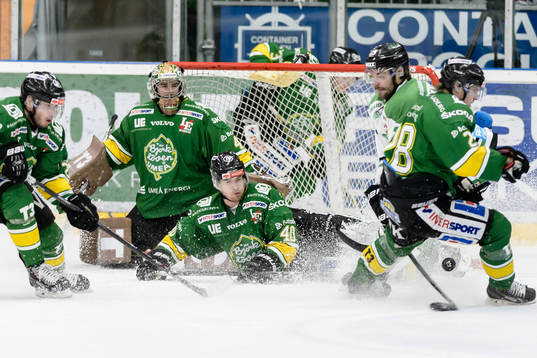 Björklövens Jonathan Harty täcker skott framför