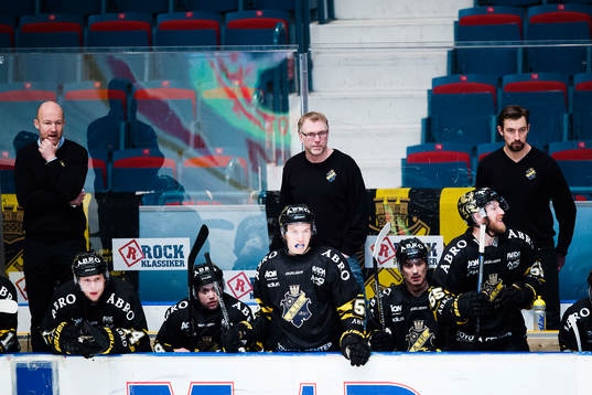 s bänk med assisterande tränare Michael Nylander och