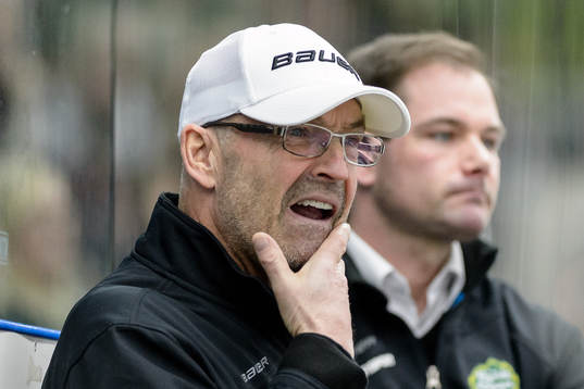 Björklövens tränare Mats Waltin ser bekymrad ut