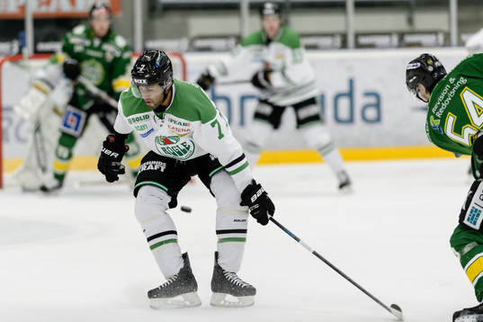 Rögles Andre Deveaux försöker täcka ett skott