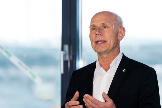 Häckens klubbchef Dennis Andersson presenterar Bravida