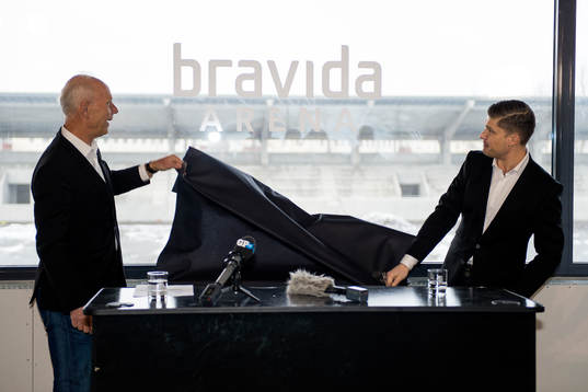 Häckens klubbchef Dennis Andersson och Anders Bådholm,