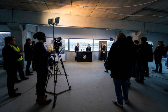 Häckens klubbchef Dennis Andersson och Anders Bådholm,