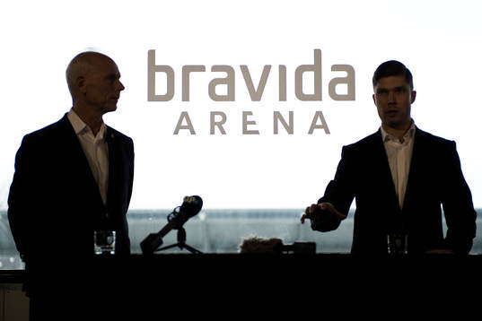 Häckens klubbchef Dennis Andersson och Anders Bådholm,