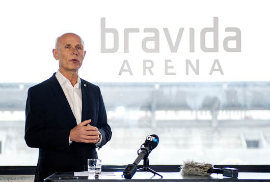 Häckens klubbchef Dennis Andersson presenterar Bravida