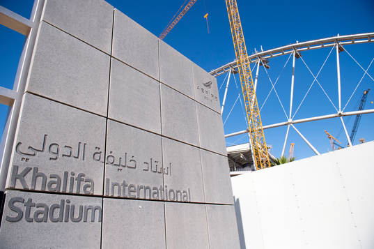 En skylt för Khalifa International Stadium som renoveras