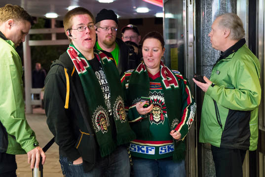 Frölundasupportrar innan ishockeymatchen i SHL mellan