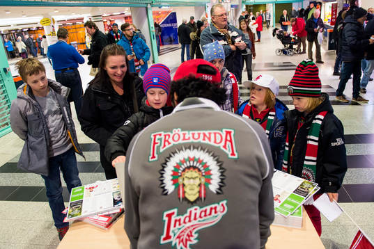 Försäljning innan ishockeymatchen i SHL mellan Frölunda