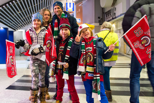 Frölundasupportrar innan ishockeymatchen i SHL mellan