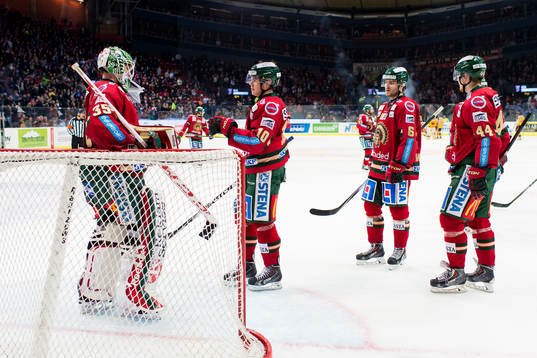 Frölundas Mattias Janmark tackar målvakt Linus Fernström