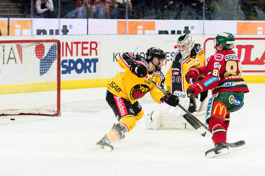 Frölundas Andreas Johnson gör 2-1 bakom Luleås målvakt
