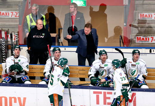 Färjestads assisterande tränare Clas Eriksson ger order