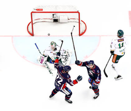 Linköpings Mattias Sjögren och Jacob Micflikier jublar och