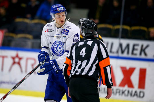 Leksands Johan Ryno pratar med domaren Domare Mikael Holm