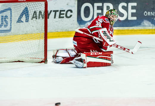 Modos målvakt Linus Ullmark räddar ett skott