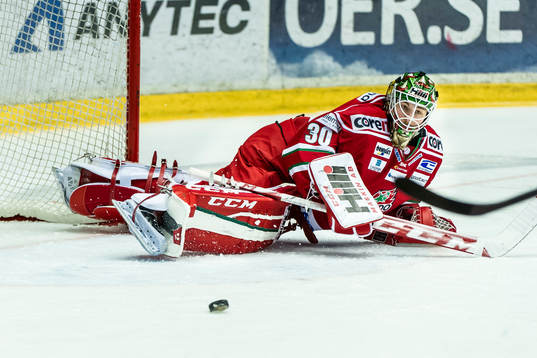 Modos målvakt Linus Ullmark räddar ett skott