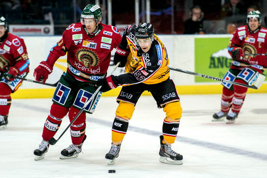 Frölundas Magnus Kahnberg och Luleås Karl Fabricius i en