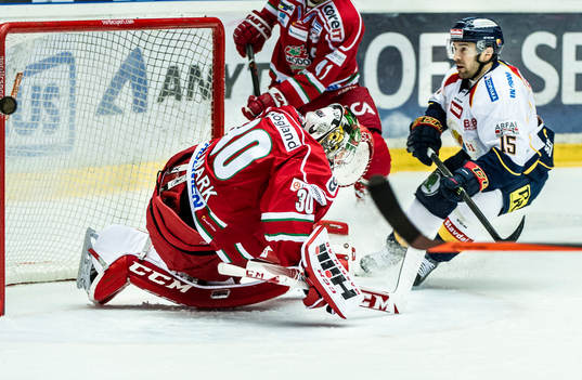 Modos målvakt Linus Ullmark räddar ett skott av