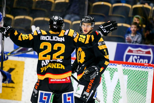 Skellefteås Kirill Kabanov och Janne Pesonen jublar