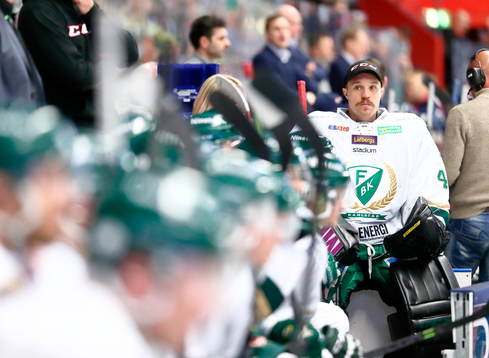 Färjestads målvakt Justin Pogge deppar