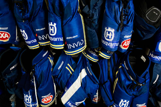 Ishockeybyxor upphängda