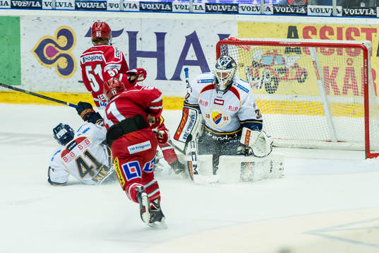 Modos Simon Önerud och Adrian Kempe  försöker få in