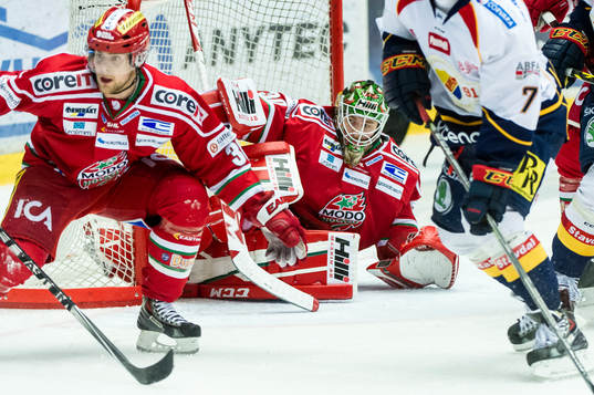 Modos målvakt Linus Ullmark räddar ett skott