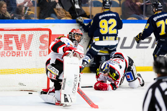 Örebros målvakt Julius Hudacek och Stefan Johansson deppar