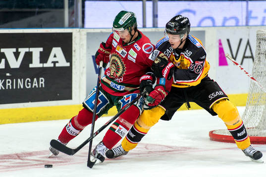 Frölundas Erik Gustafsson och Luleås Lars Bryggman i en