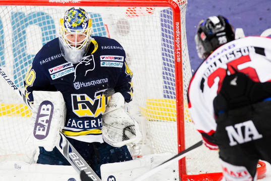 s målvakt Erik Ersberg räddar  mot Örebros Martin