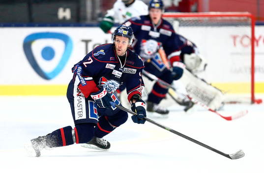 Linköpings Mattias Sjögren täcker skott