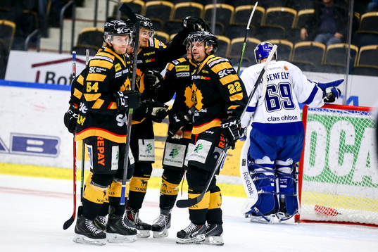 Skellefteås Kirill Kabanov och Janne Pesonen jublar