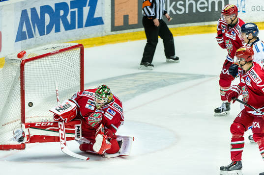 Modos målvakt Linus Ullmark släpper in ett mål som